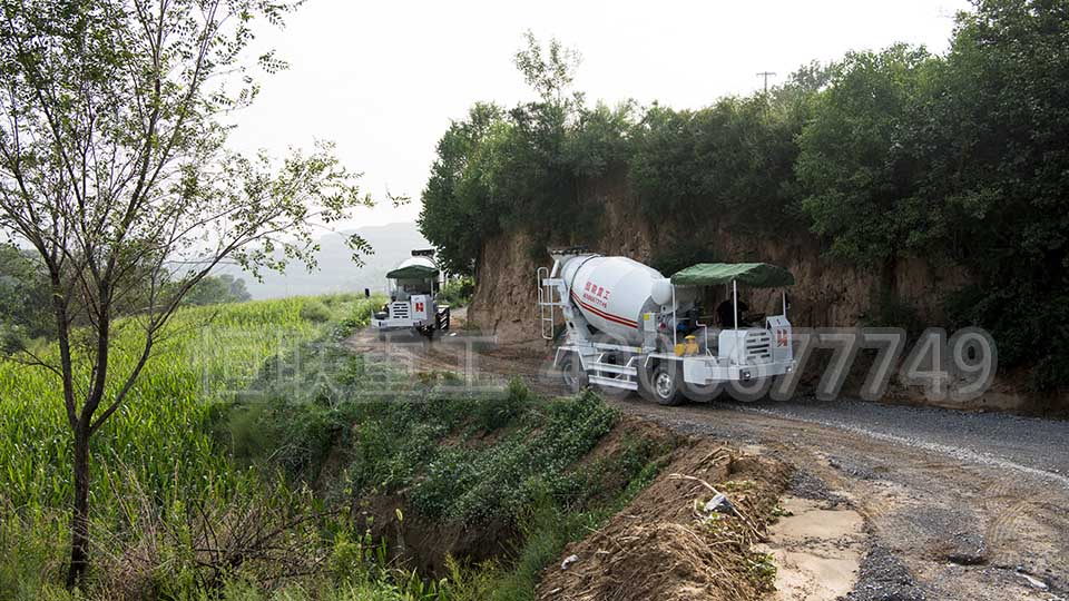 临汾用小搅拌车修建山区乡村公路