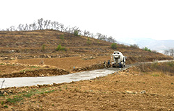 小搅拌车直接搅拌干料代替搅拌机修建村村通公路工程。